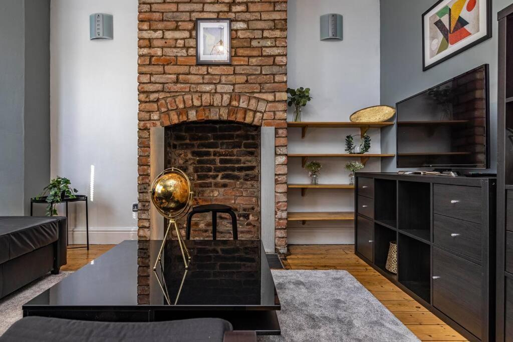 Pousada Spacious House With Four Bedrooms, Parking And Private Garden, Sleeps Up To 10 People Nottingham