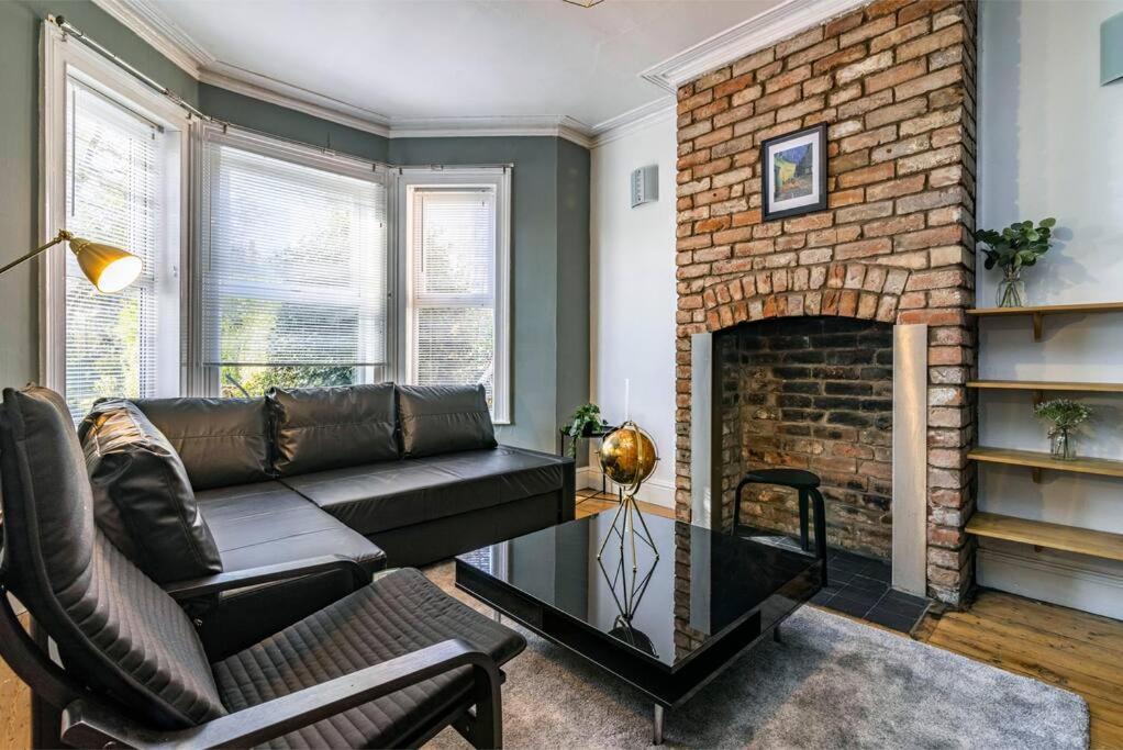 Spacious House With Four Bedrooms, Parking And Private Garden, Sleeps Up To 10 People Nottingham