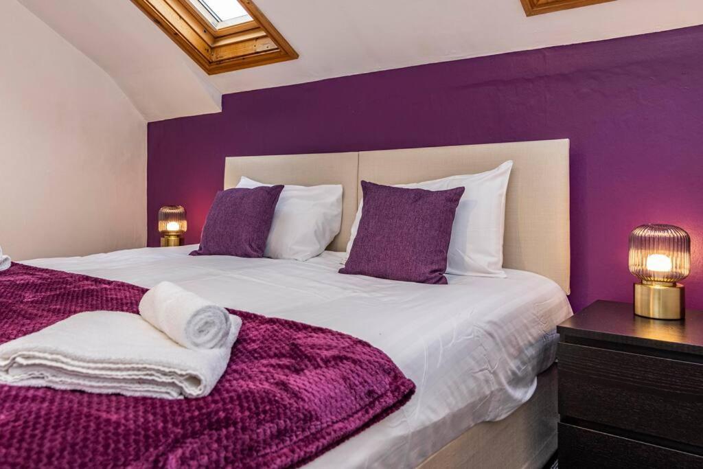 Pousada Spacious House With Four Bedrooms, Parking And Private Garden, Sleeps Up To 10 People *