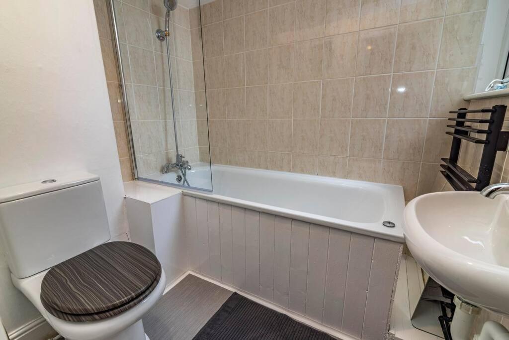 Spacious House With Four Bedrooms, Parking And Private Garden, Sleeps Up To 10 People * Nottingham