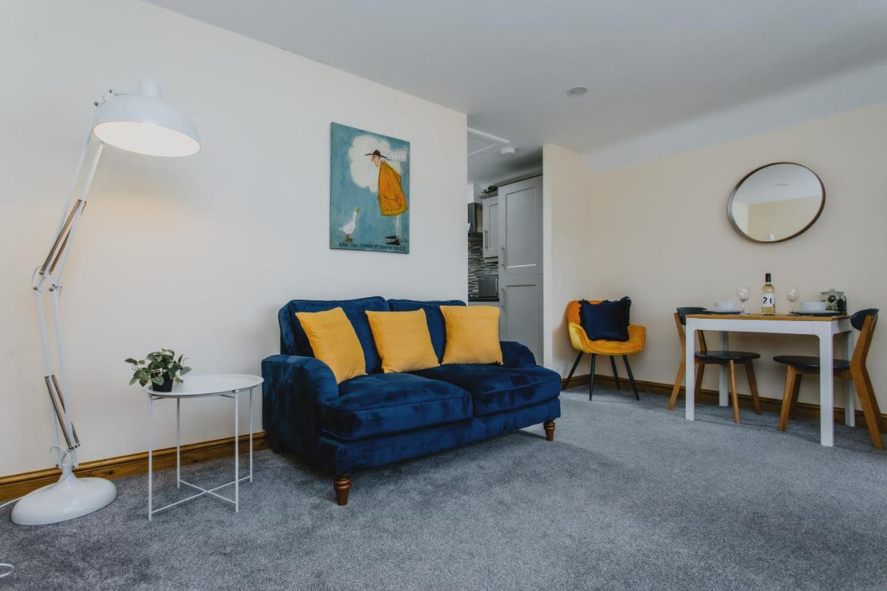 Spacious 2nd Floor - King Size Bed & Free Parking