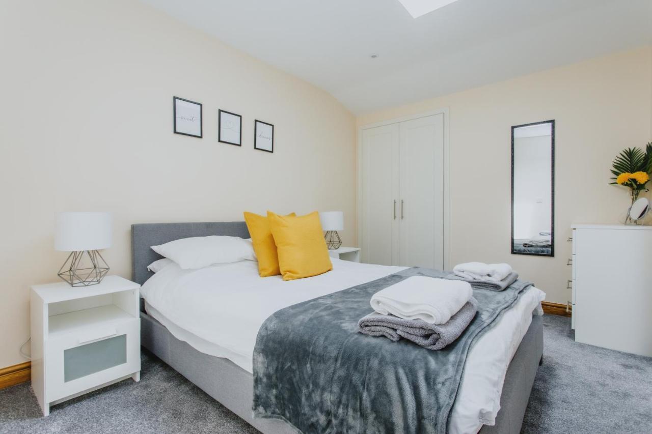 Cosy 2nd Floor - King Size Bed & Free Parking Apartment