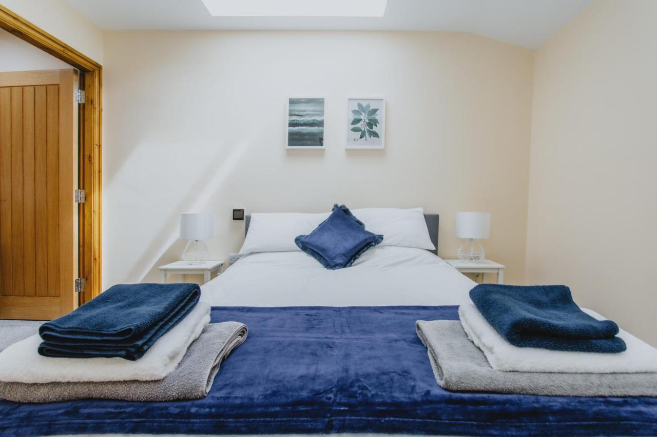Spacious 2nd Floor - King Size Bed & Free Parking *