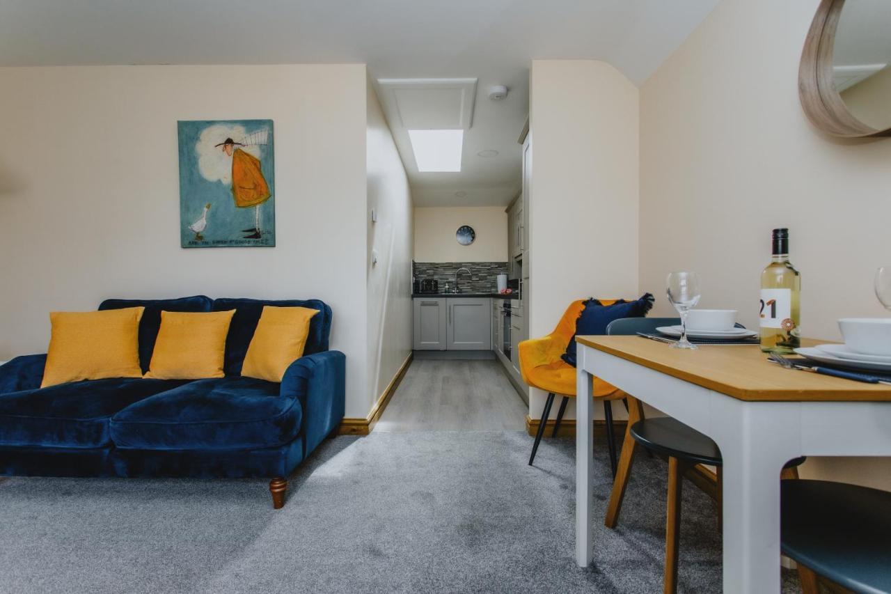 Apartment Spacious 2nd Floor - King Size Bed & Free Parking *