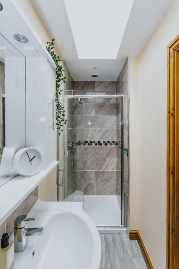 Spacious 2nd Floor - King Size Bed & Free Parking
