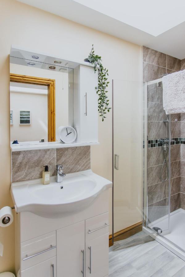 Spacious 2nd Floor - King Size Bed & Free Parking Apartment Nottingham