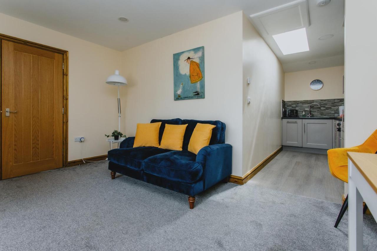 Spacious 2nd Floor - King Size Bed & Free Parking Apartment *