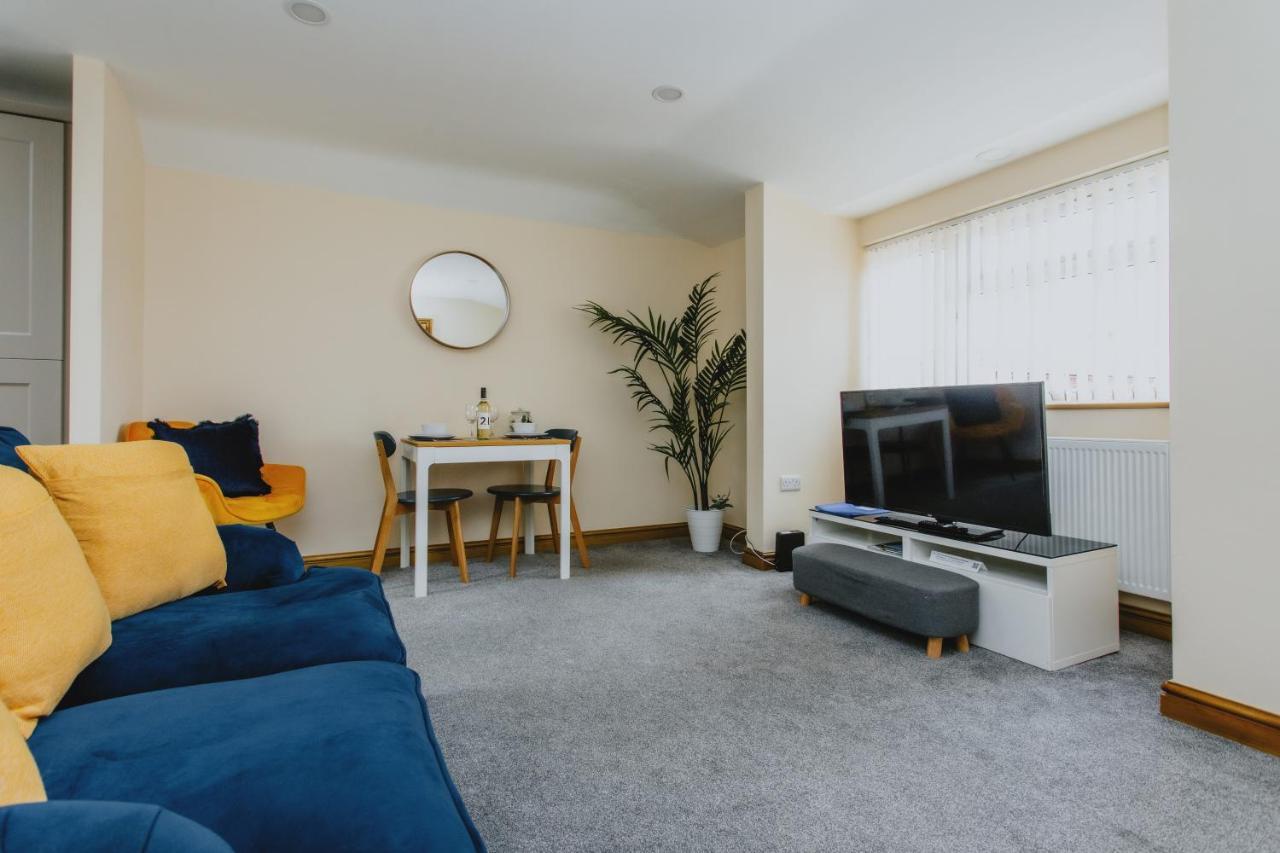 Apartment Spacious 2nd Floor - King Size Bed & Free Parking