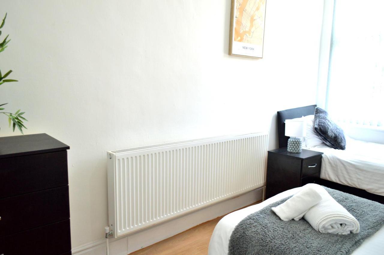 Apartment Beautiful Two-bed With Driveway Parking *