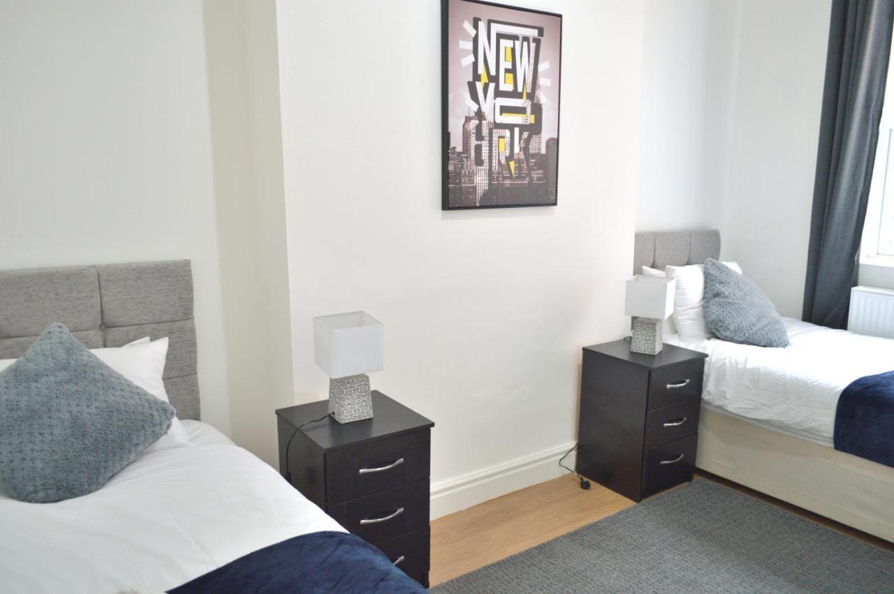 Beautiful Two-bed With Driveway Parking *