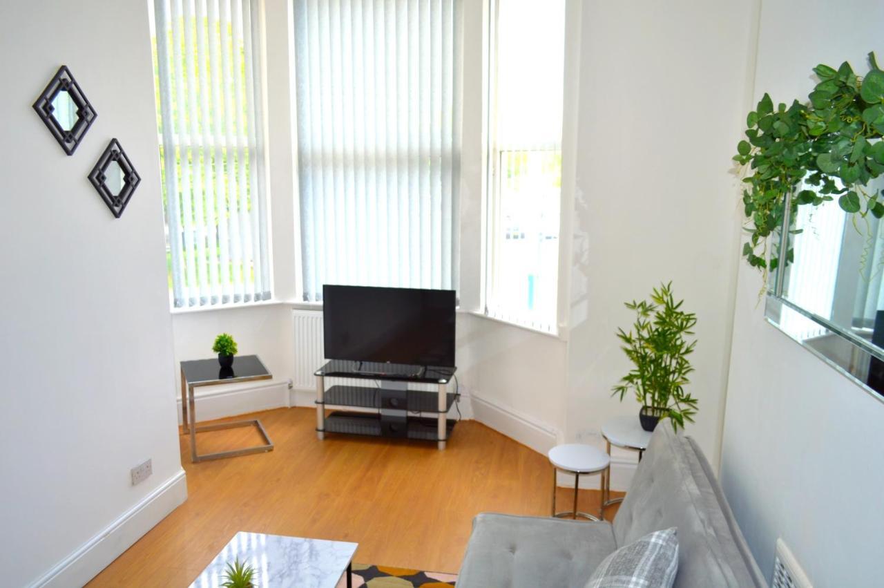 Apartment Beautiful Two-bed With Driveway Parking