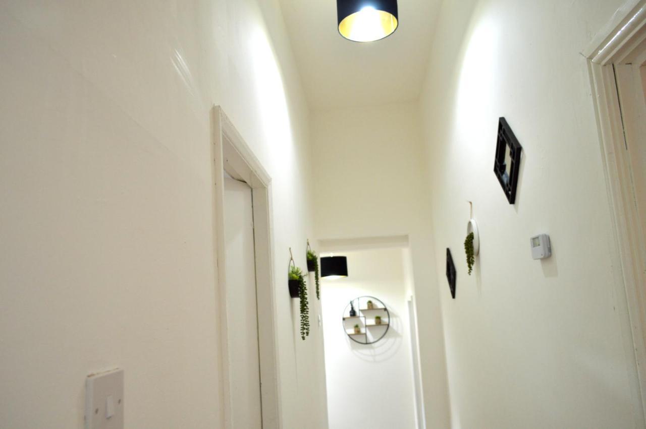 Apartment Beautiful Two-bed With Driveway Parking