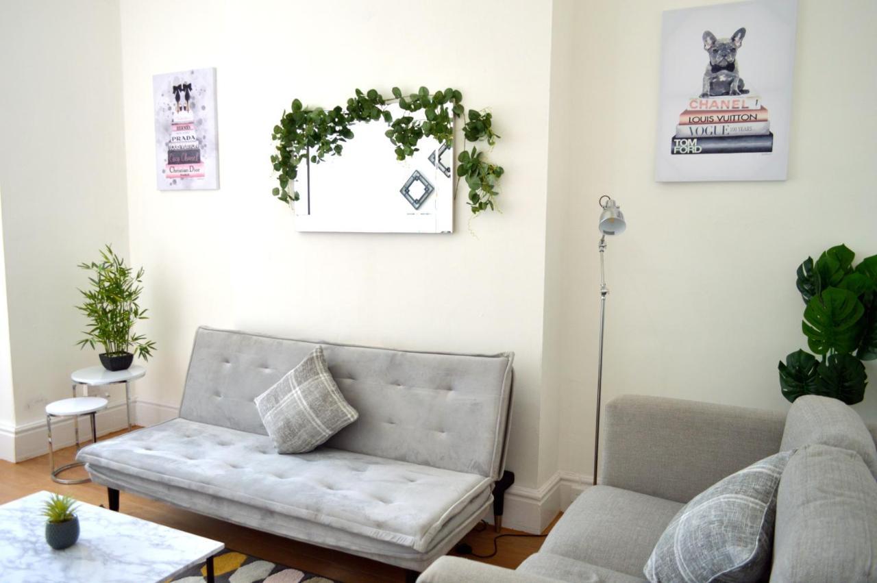 Beautiful Two-bed With Driveway Parking Apartment *