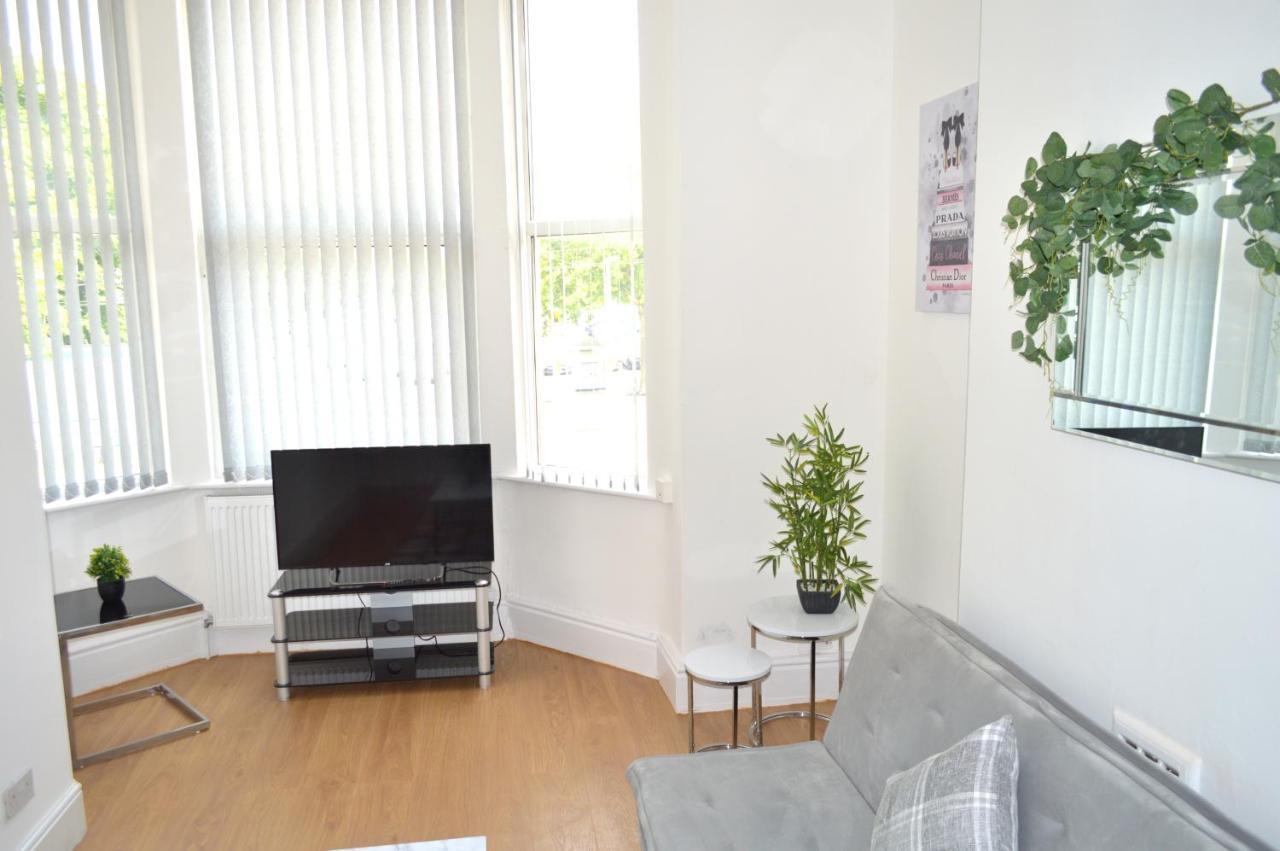 Apartment Beautiful Two-bed With Driveway Parking
