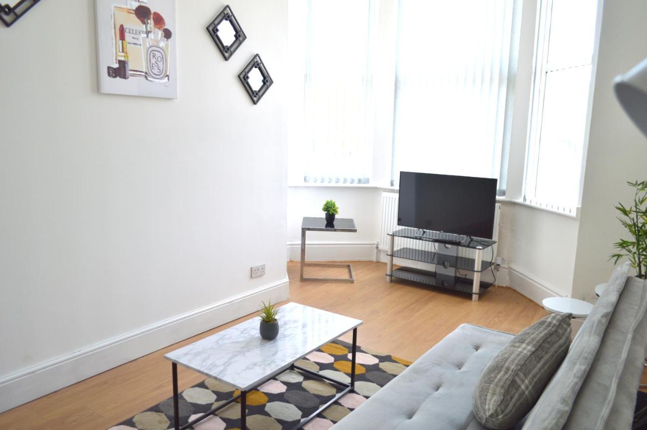 Apartment Beautiful Two-bed With Driveway Parking