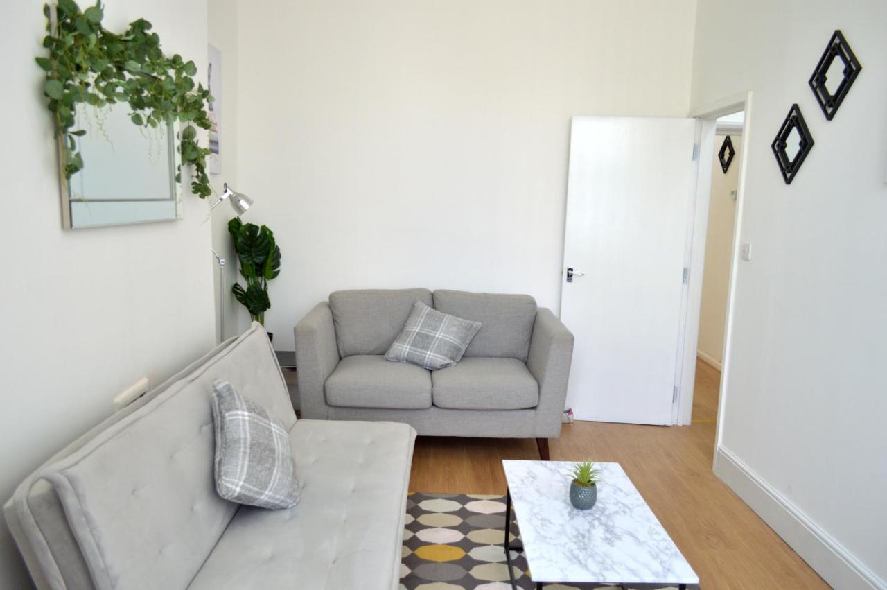 Beautiful Two-bed With Driveway Parking Apartment *