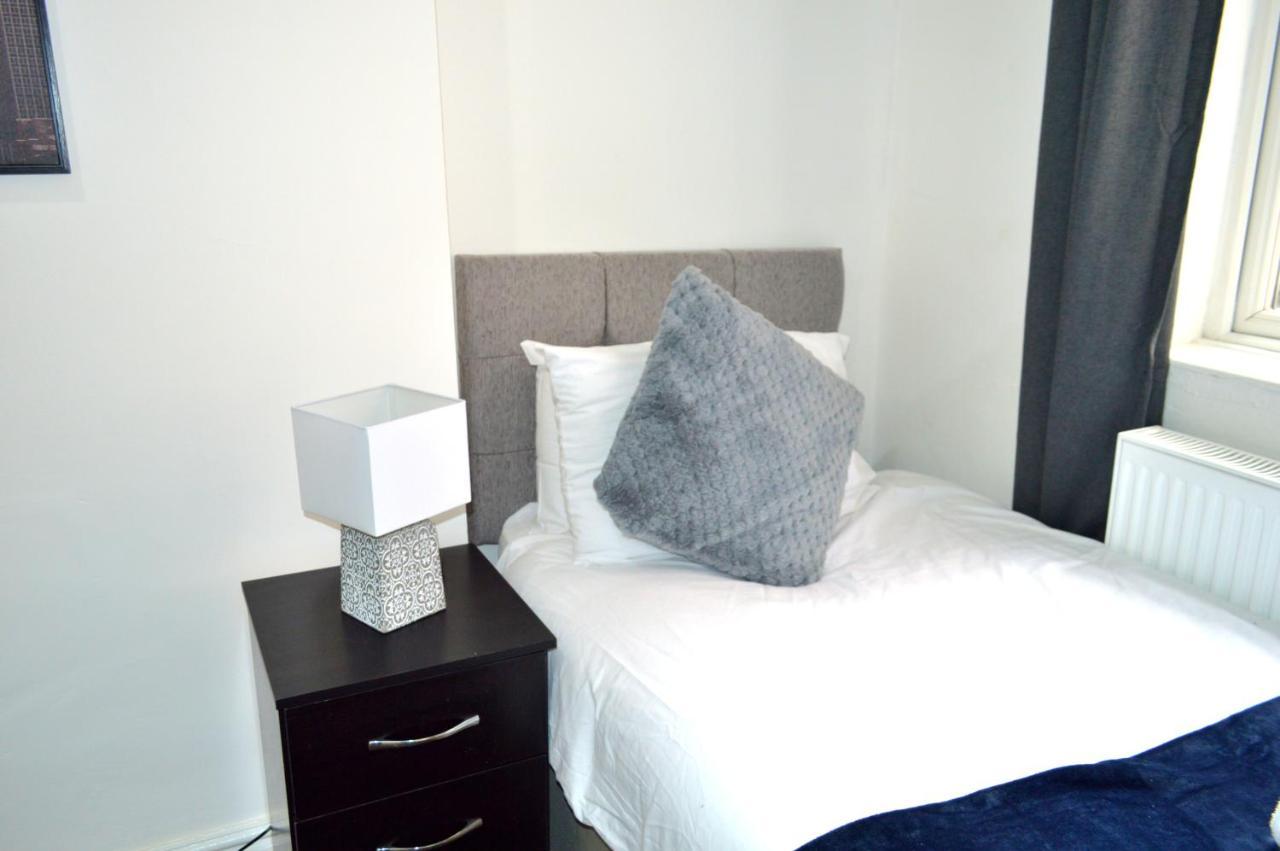 Beautiful Two-bed With Driveway Parking Apartment *