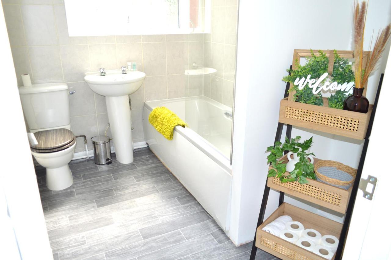 Beautiful Two-bed With Driveway Parking