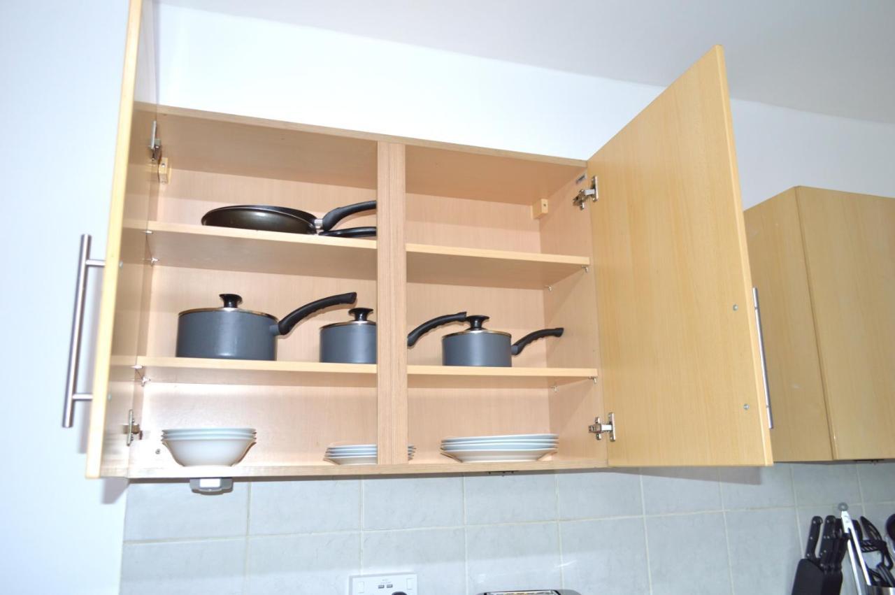 Beautiful Two-bed With Driveway Parking Apartment *