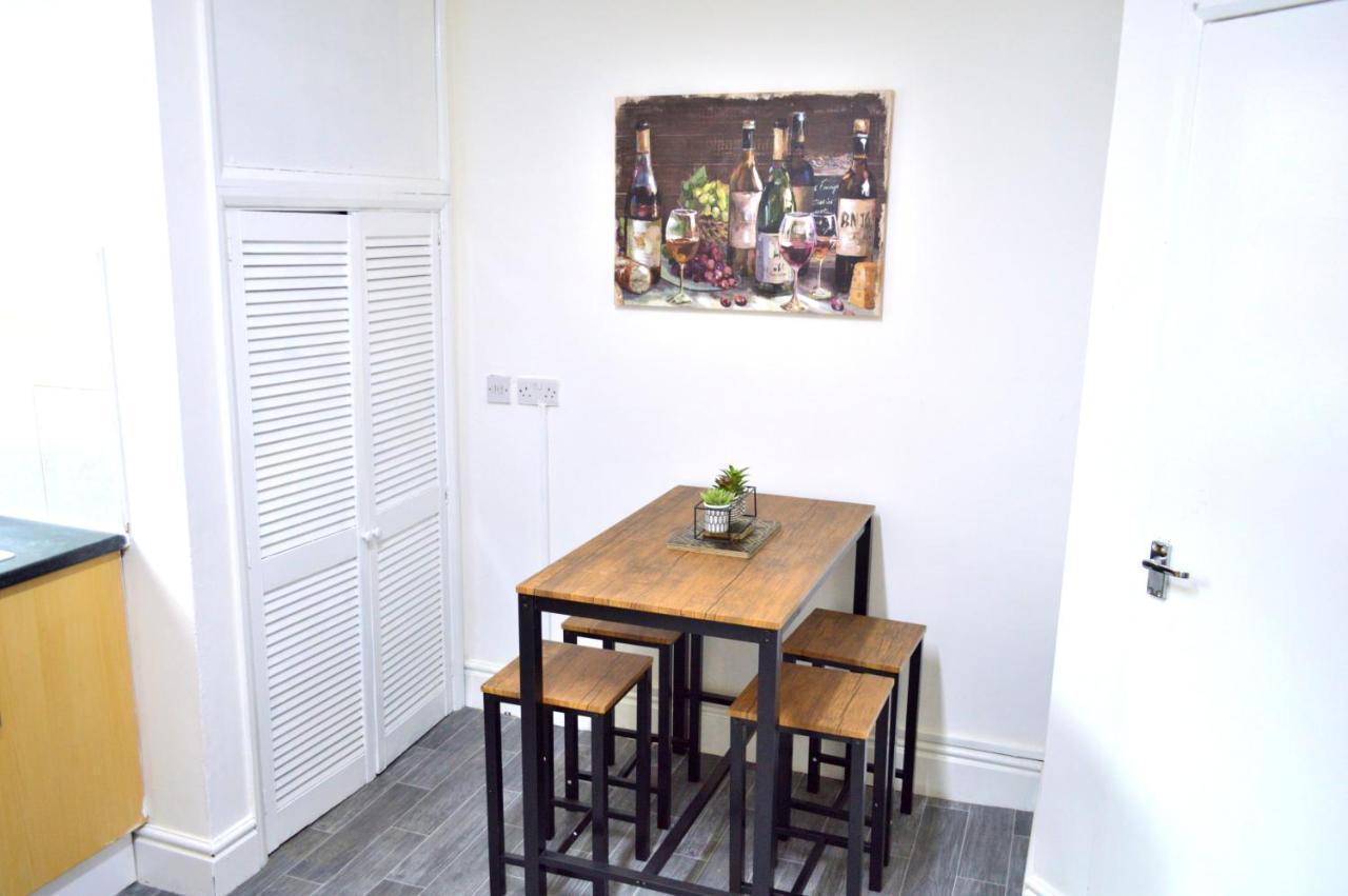 Apartment Beautiful Two-bed With Driveway Parking