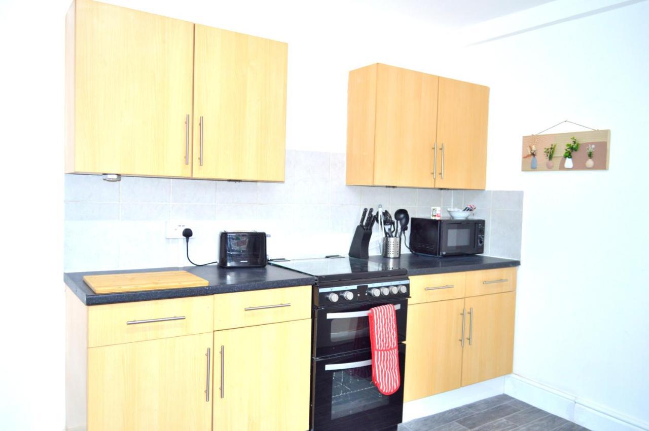 Beautiful Two-bed With Driveway Parking Apartment *