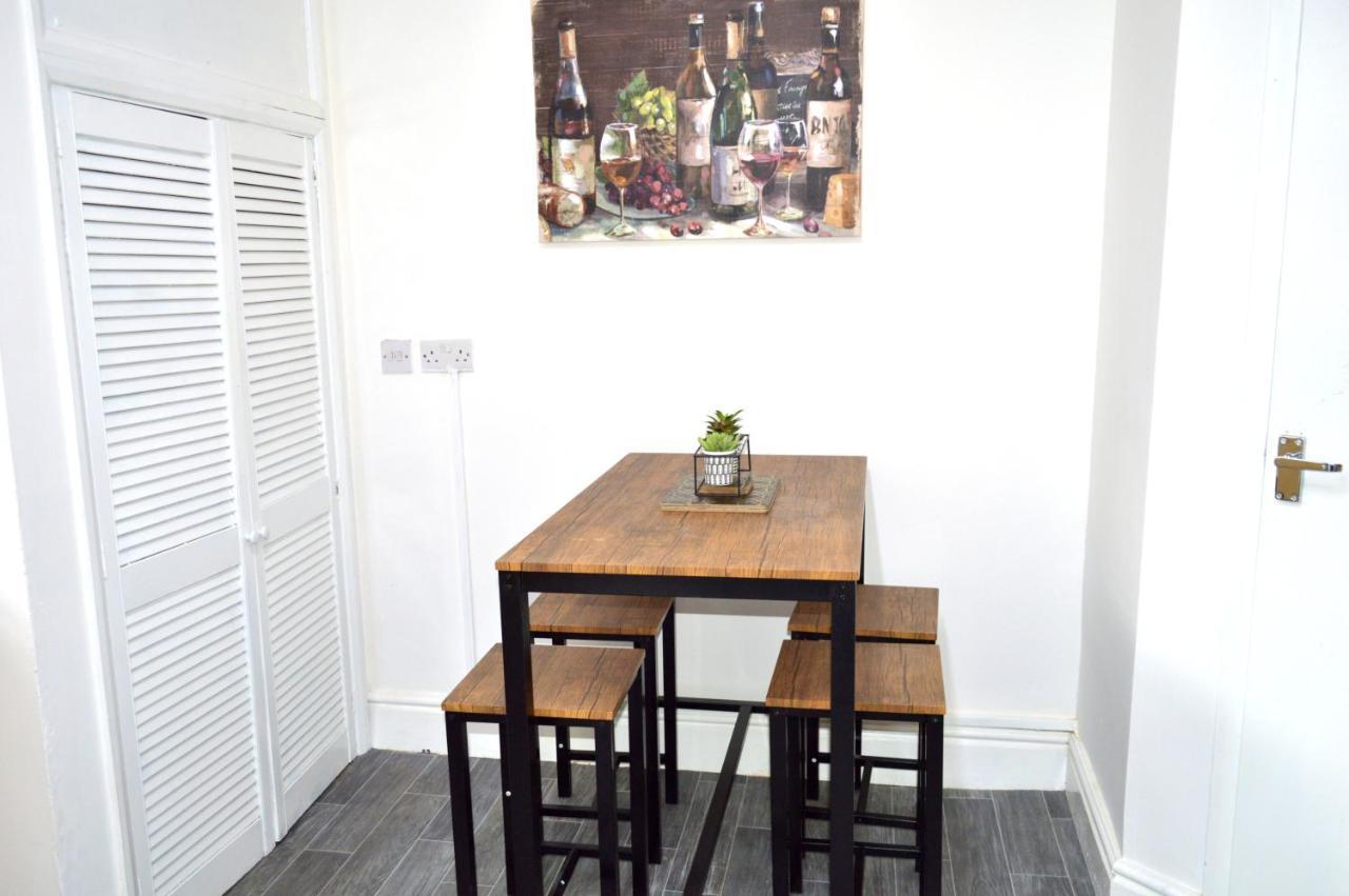 Apartment Beautiful Two-bed With Driveway Parking