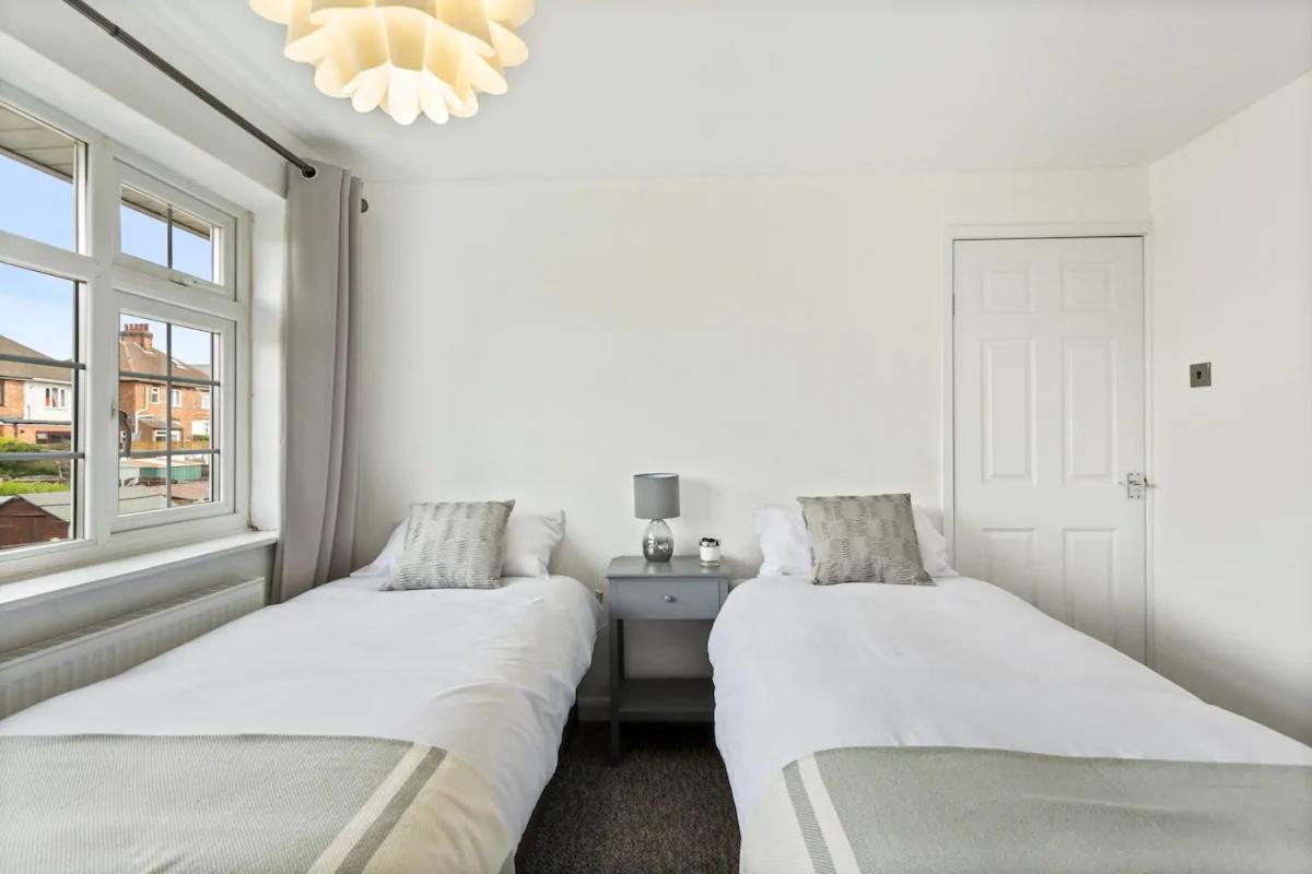 Bright & Spacious With Garden & Parking *