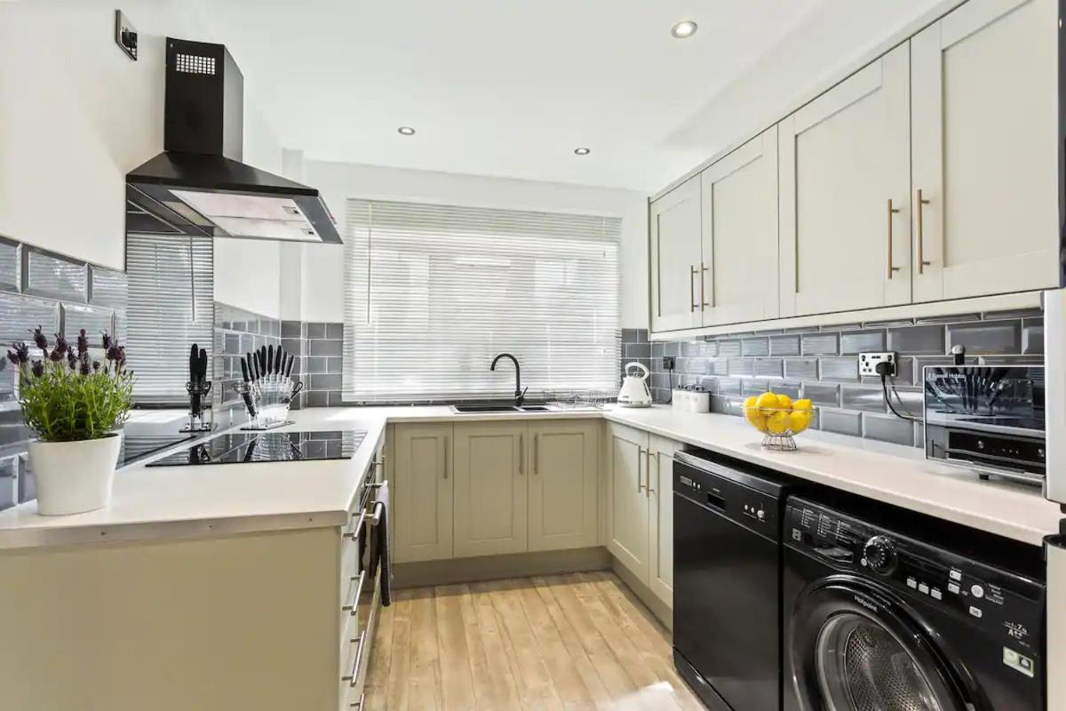 Bright & Spacious With Garden & Parking *