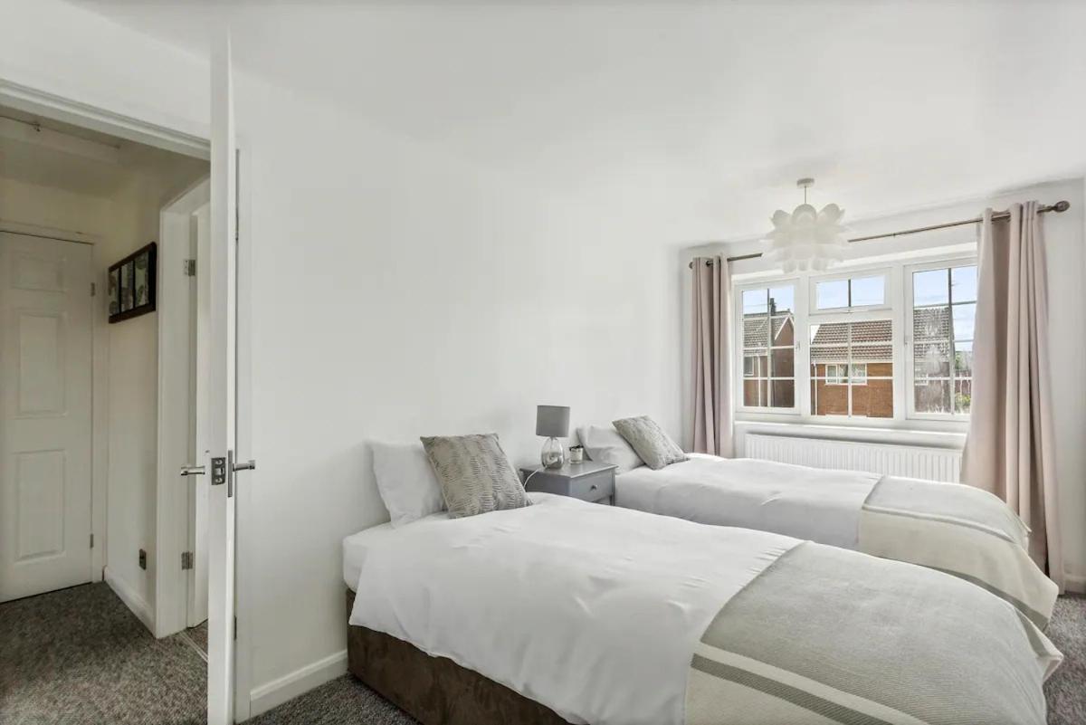 Bright & Spacious With Garden & Parking