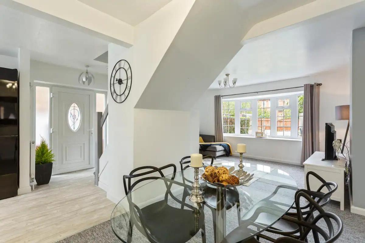 Bright & Spacious With Garden & Parking Villa Nottingham