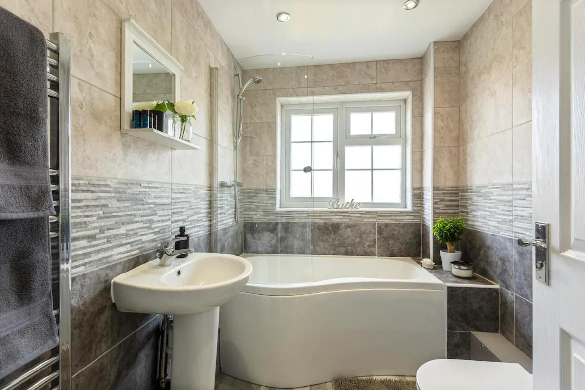Bright & Spacious With Garden & Parking * Nottingham