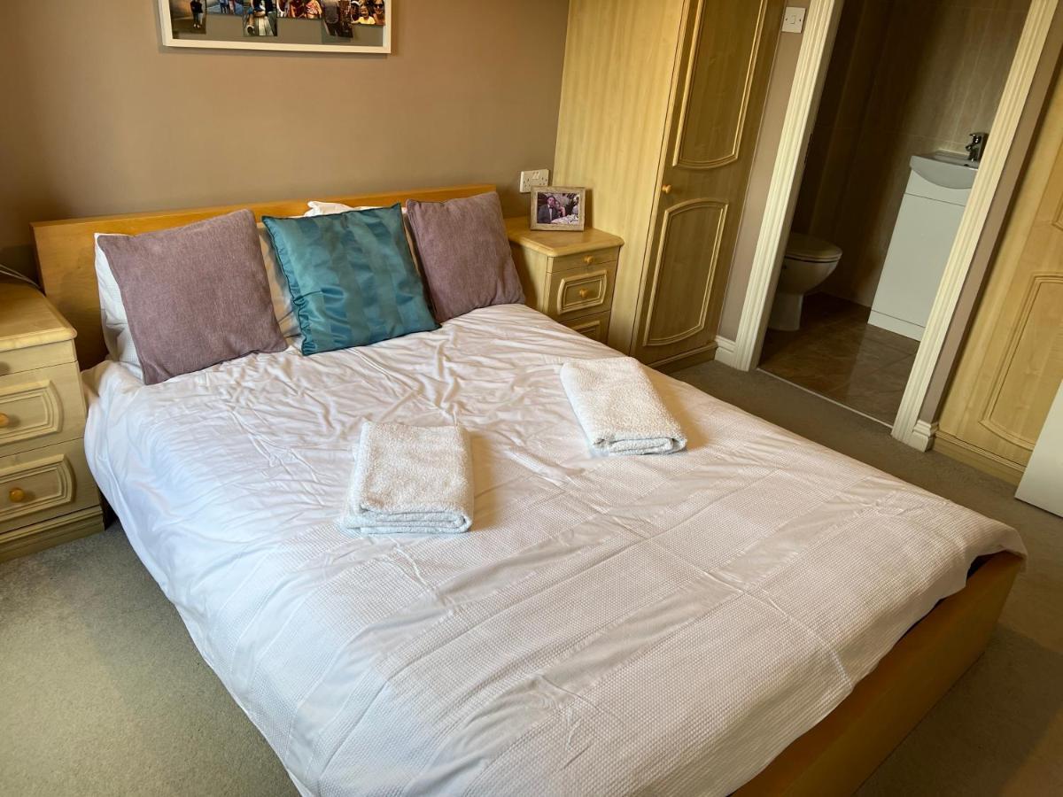 Holiday home Simply Stunning 2 Bedroom With Parking Space *