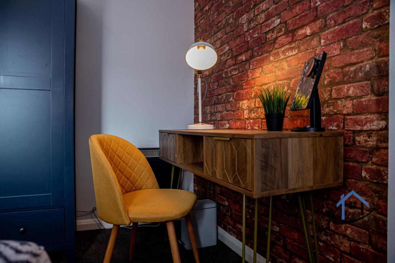 Flat 5, Super King Bed, Free Parking, Workspace, Free Wi-fi Apartment