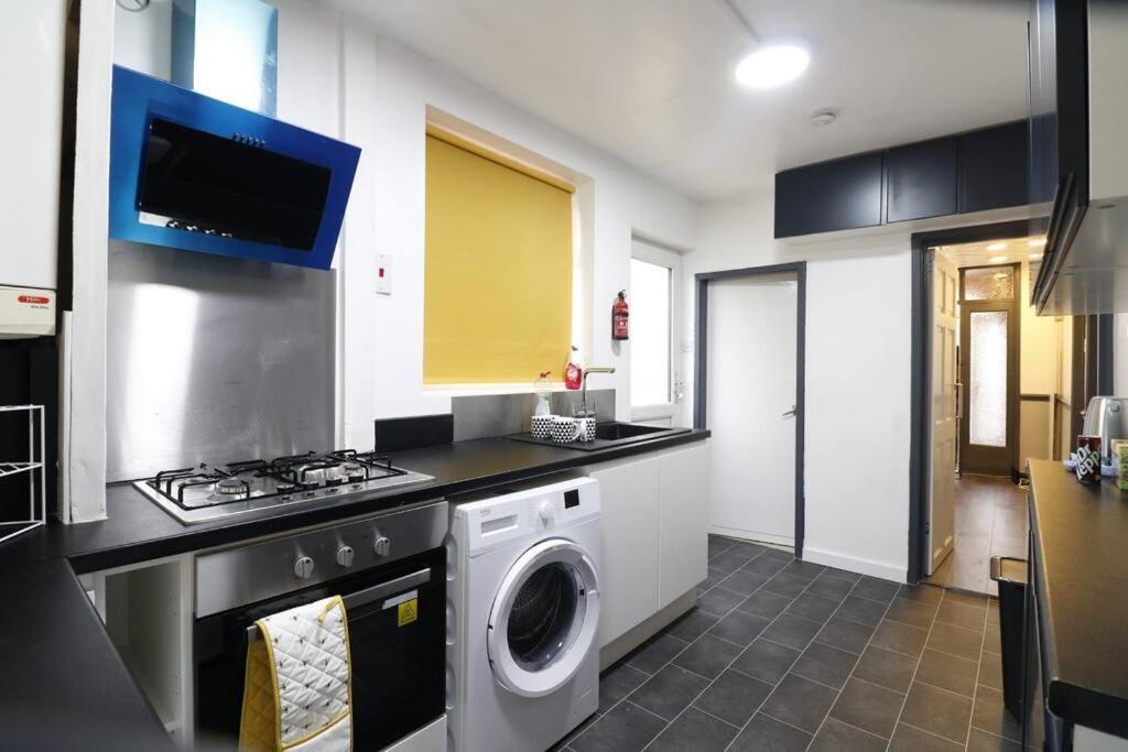 A Stylish Four Bedroom House In Wollaton Nottingham