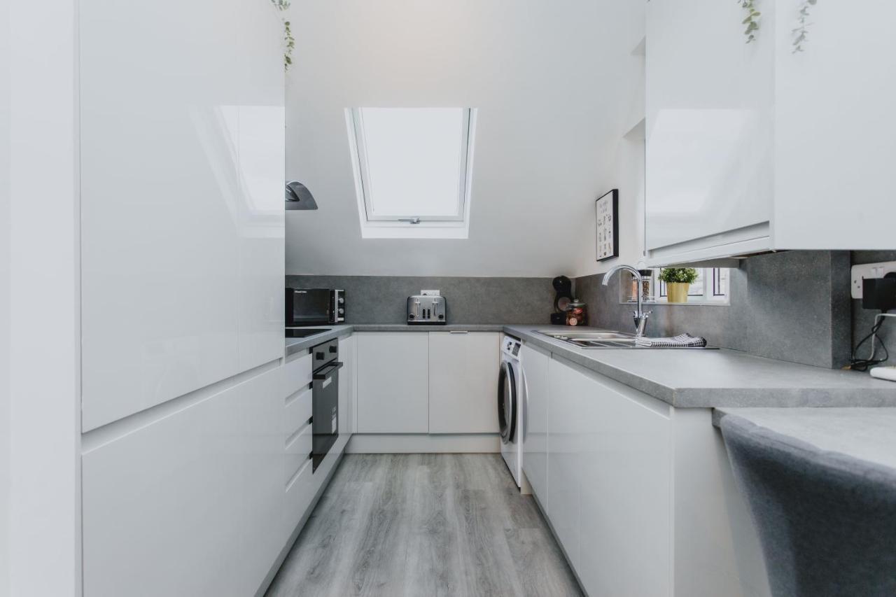 1 Bed Stylish City Flat 2nd Floor Close To City Centre With Free Parking, King Size Bed & Wi-fi Apartment