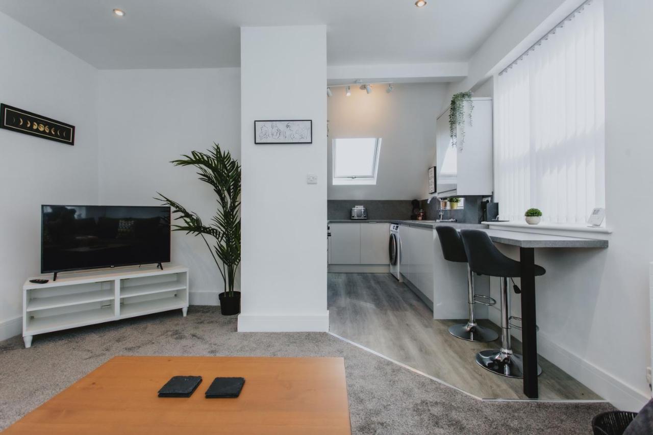 1 Bed Stylish City Flat 2nd Floor Close To City Centre With Free Parking, King Size Bed & Wi-fi *