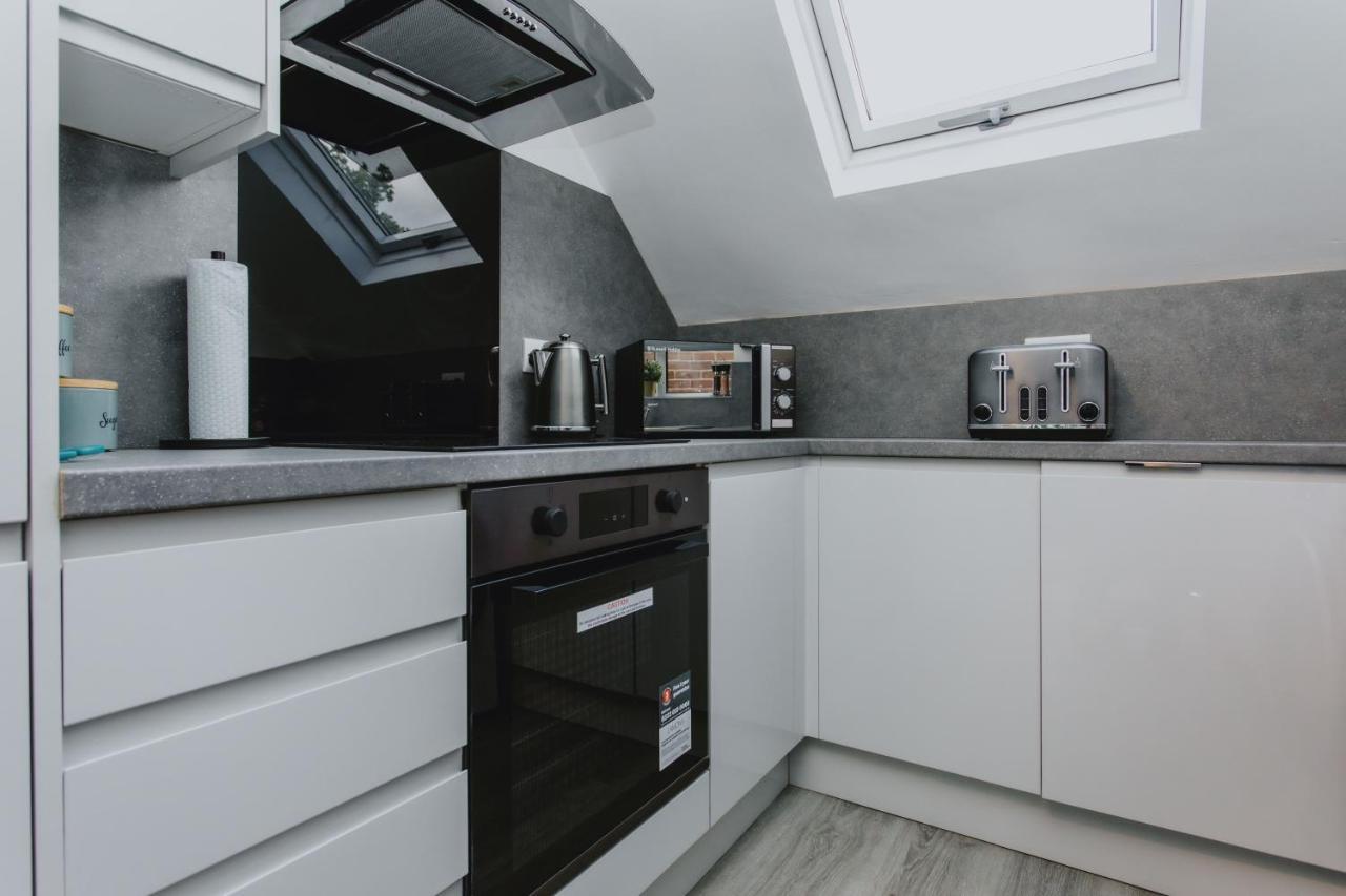 Apartment 1 Bed Stylish City Flat 2nd Floor Close To City Centre With Free Parking, King Size Bed & Wi-fi