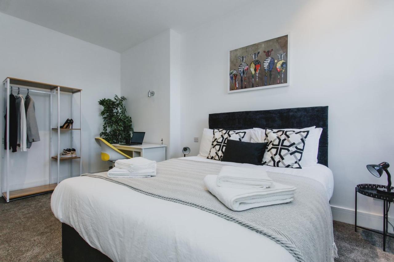 1 Bed Stylish City Flat 2nd Floor Close To City Centre With Free Parking, King Size Bed & Wi-fi *