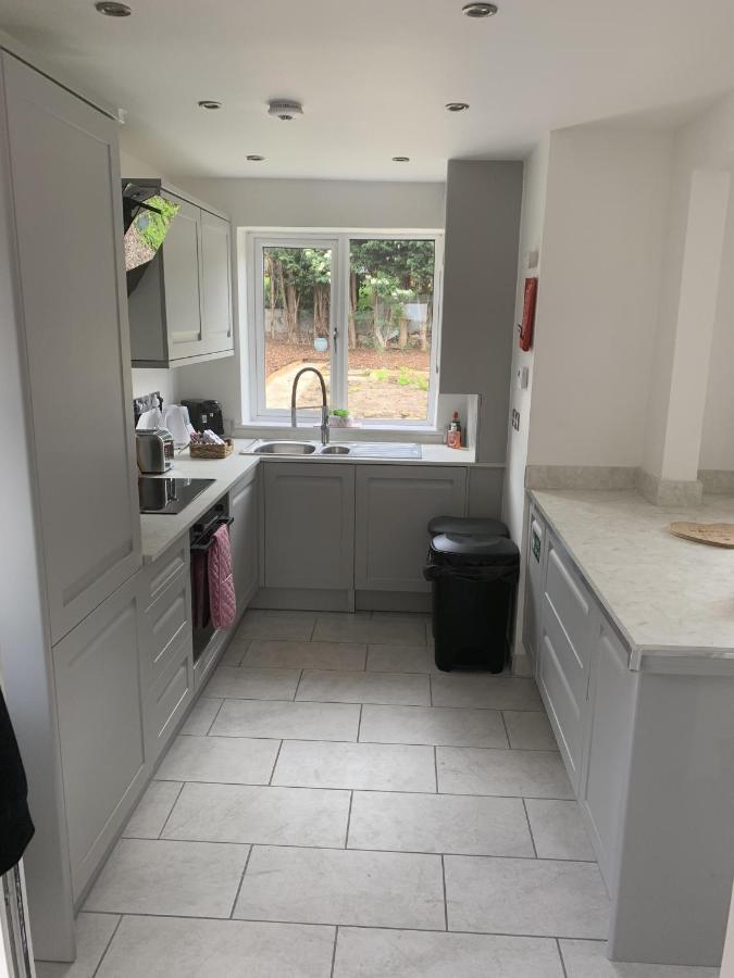 Crowthorne House: Spacious 3-bedroom Cul-de-sac Retreat Nottingham
