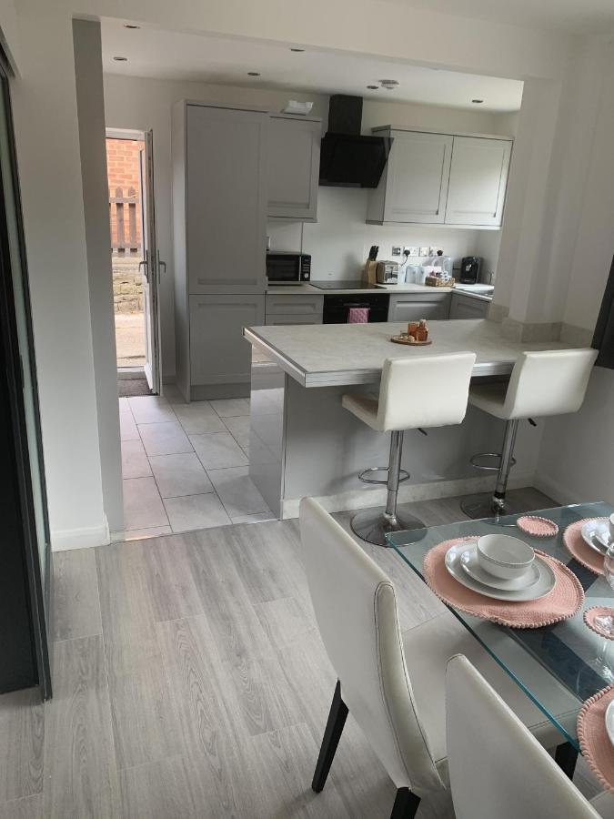 Crowthorne House: Spacious 3-bedroom Cul-de-sac Retreat * Nottingham