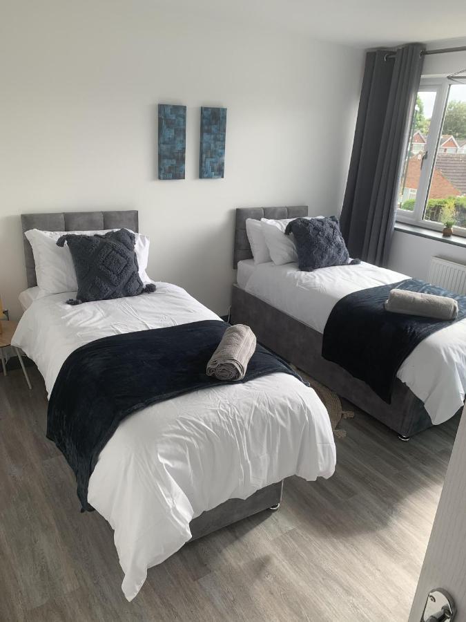Crowthorne House: Spacious 3-bedroom Cul-de-sac Retreat *