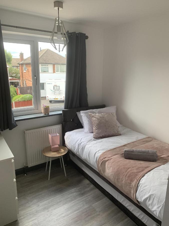 Holiday home Crowthorne House: Spacious 3-bedroom Cul-de-sac Retreat