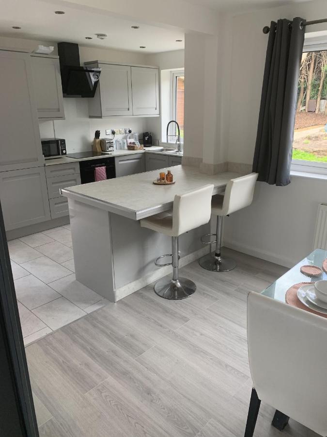 Crowthorne House: Spacious 3-bedroom Cul-de-sac Retreat