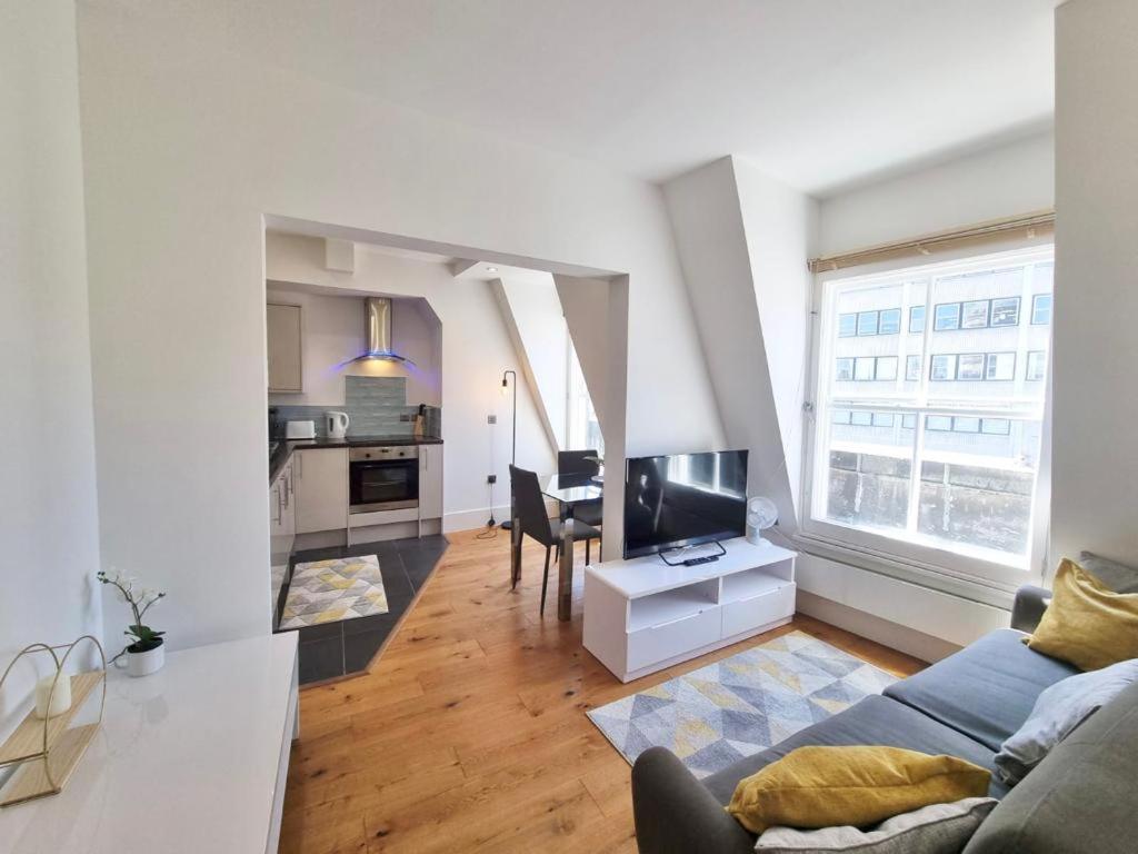 Lovely 1 Bed In Old Market Square Apartment *