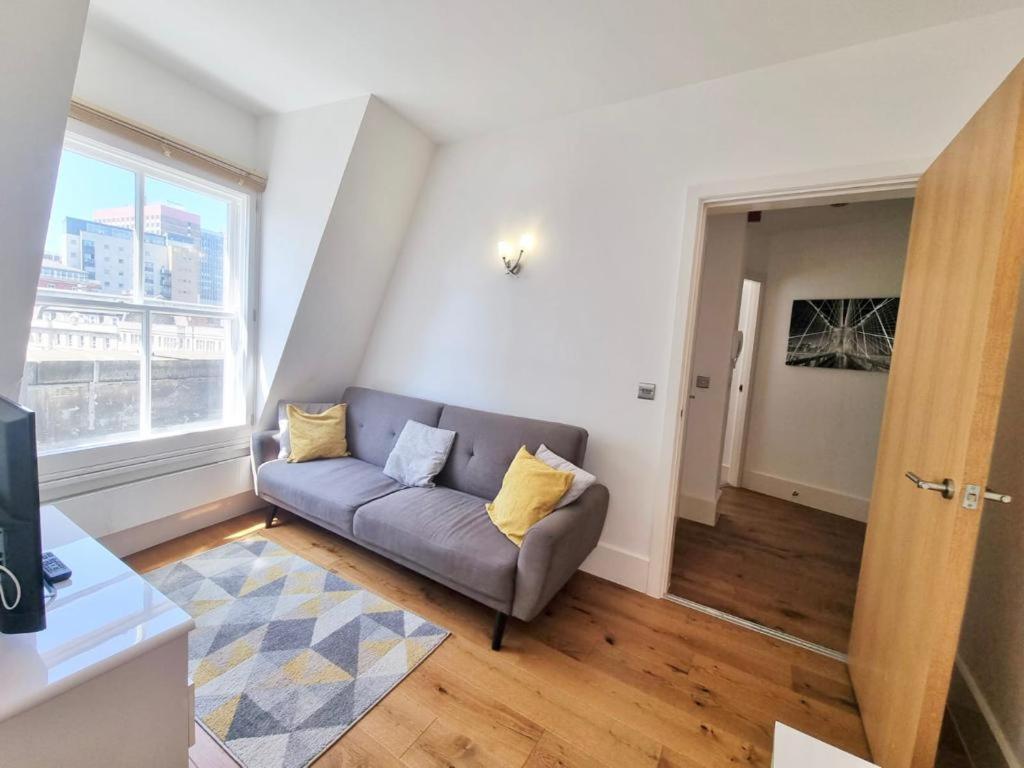 Lovely 1 Bed In Old Market Square * Nottingham