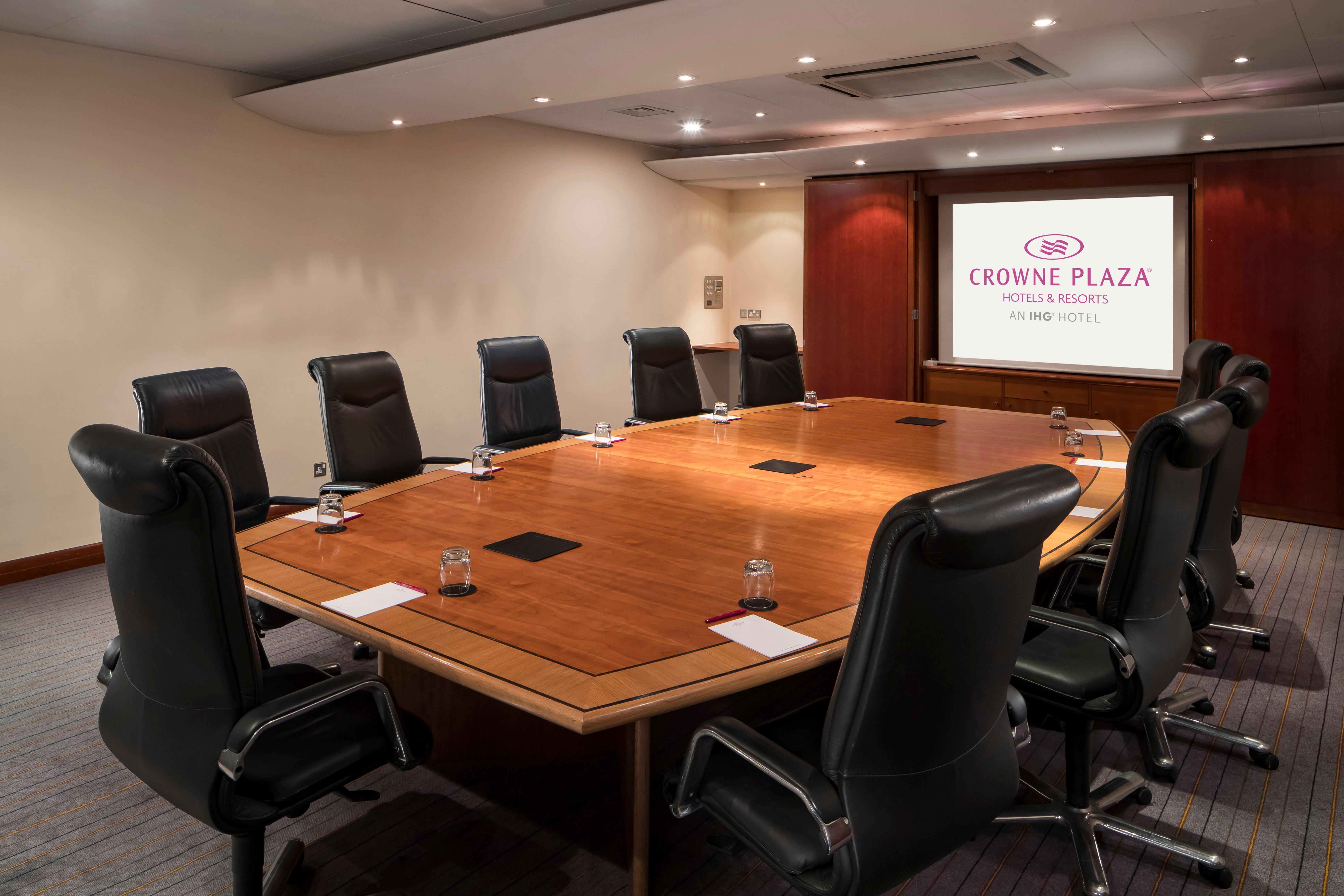 Crowne Plaza By Ihg 4*