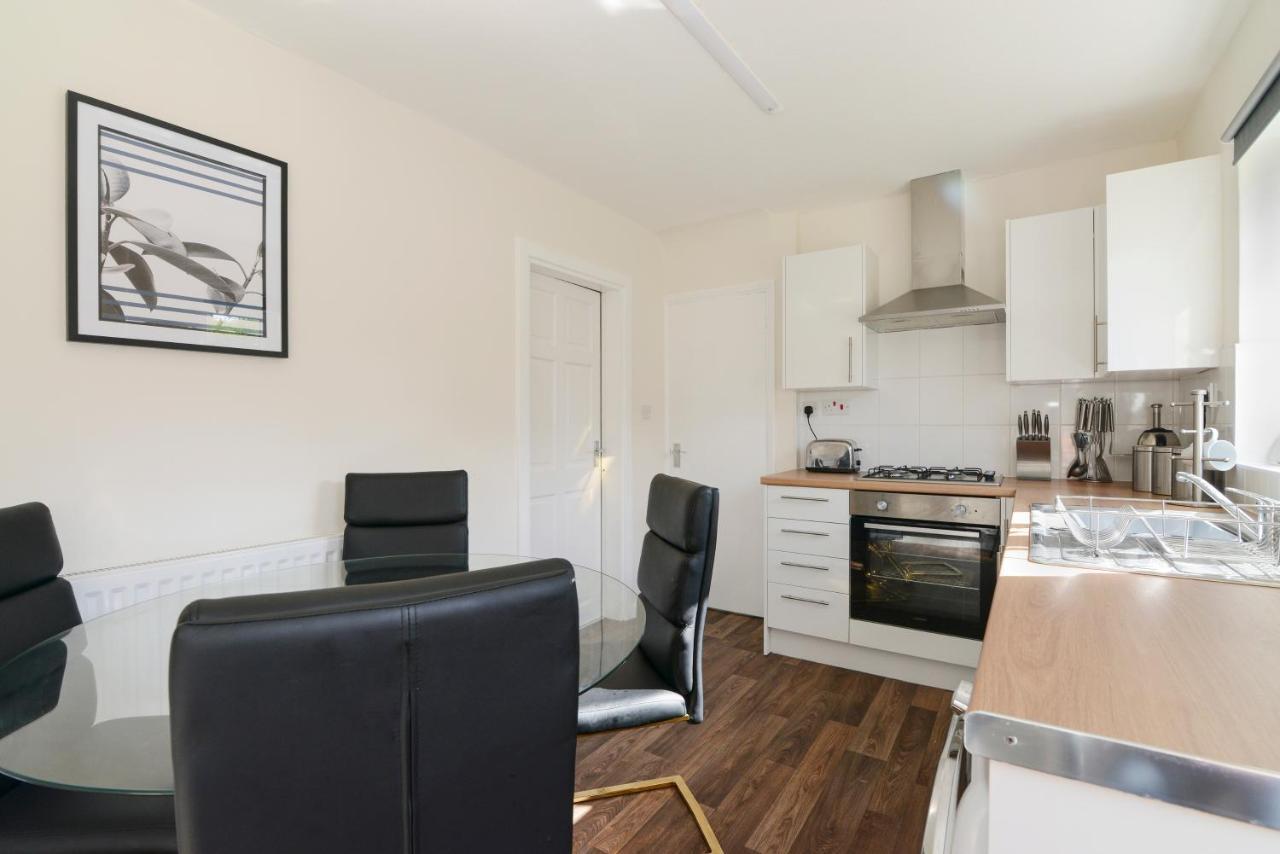 Holiday home Alderton House - Spacious 3 Bed With Parking *