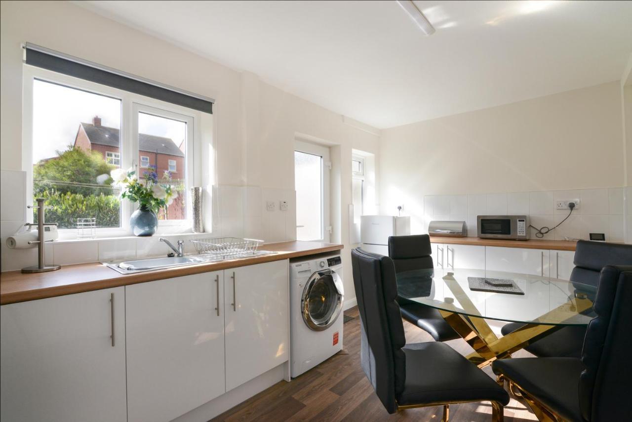 Alderton House - Spacious 3 Bed With Parking