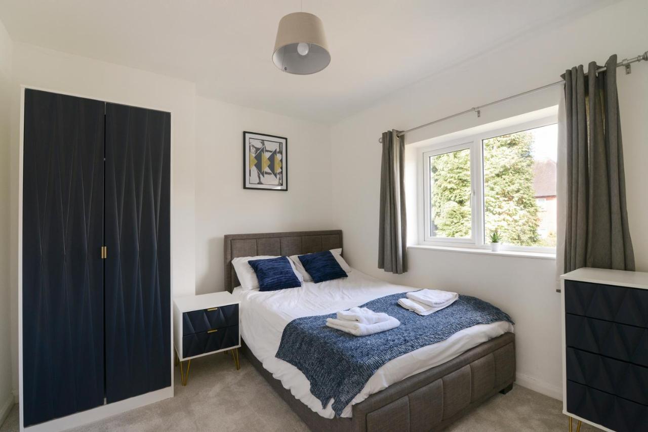 Alderton House - Spacious 3 Bed With Parking