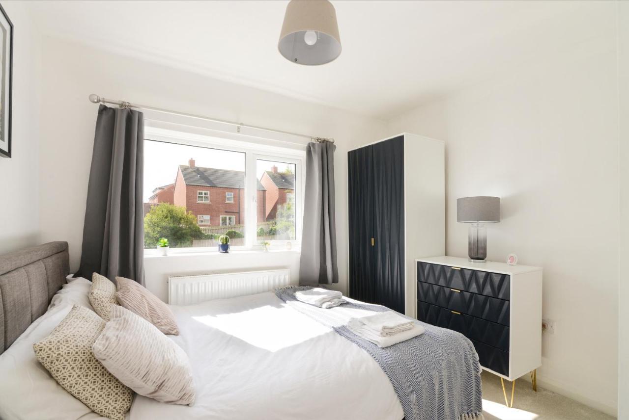 Alderton House - Spacious 3 Bed With Parking